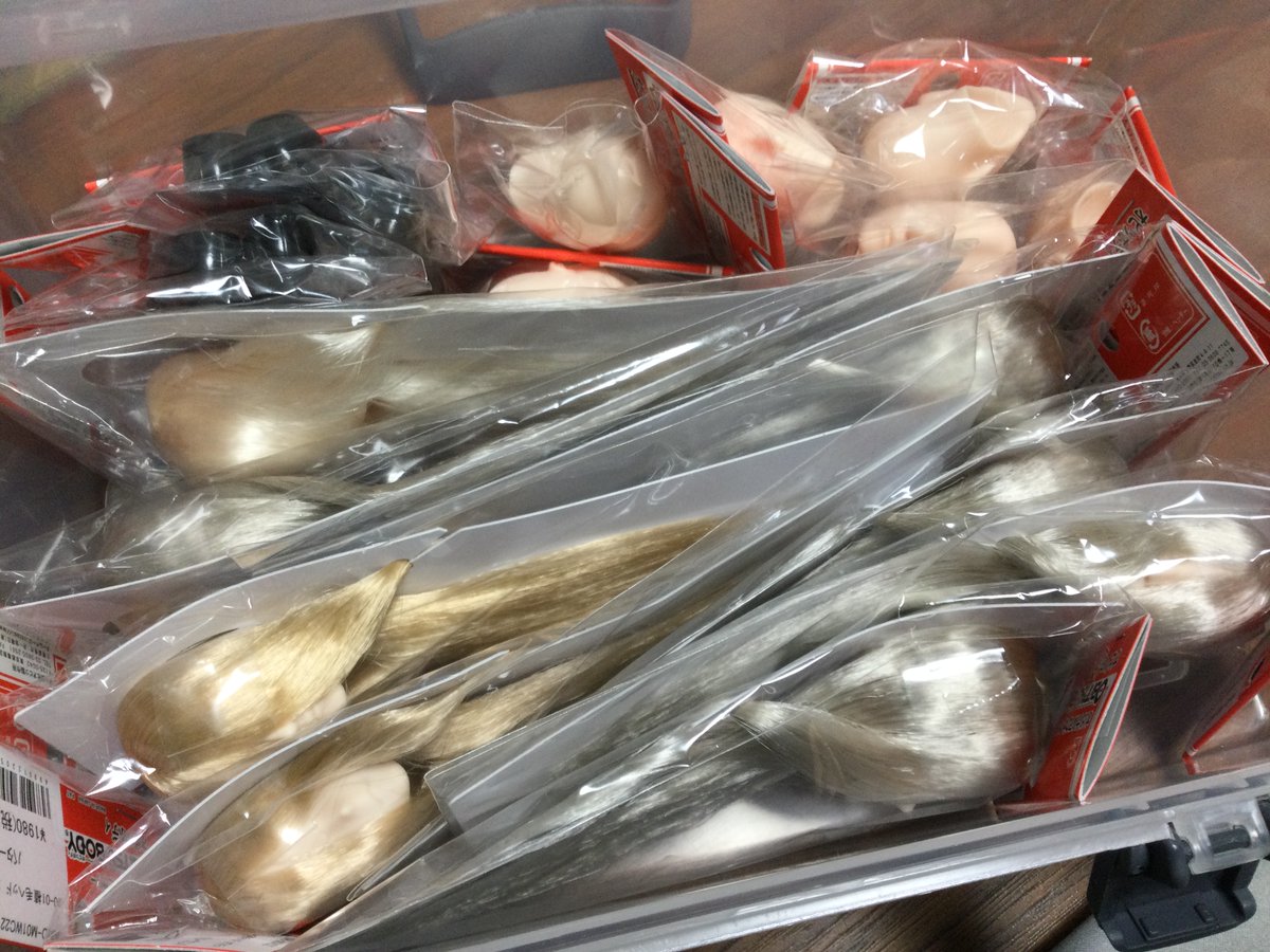 おはようございます。今年最後のアトリエ営業、今日は1/6ヘッドカスタム会です。キャンセルも出ましたので、お席めっちゃ空いています。午後からでも大丈夫ですので、お暇な方はどうぞ。
私もオビツ30のヘッドを！と思って在庫みたらみごとに銀髪金髪だらけ。こんなところにも性癖が😅あはは