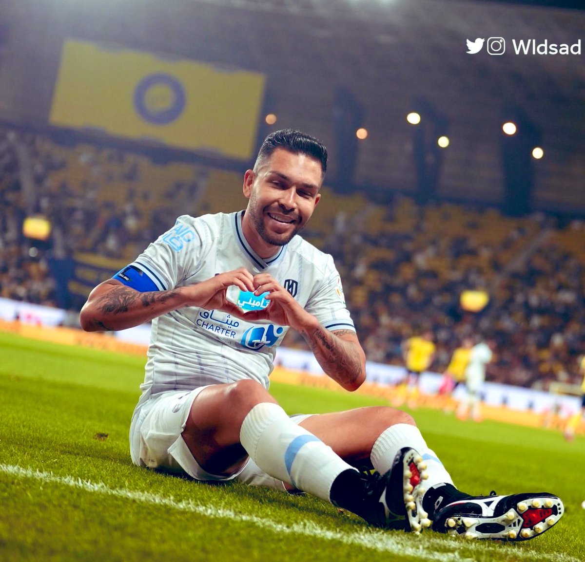 A_kf_1999's tweet photo. هذا كابتن نادي #الأخدود أمام فريقه السابق #النصر وأثناء المباراة يمارس هذا الفعل الشنيع مع الجمهور !! 
ضاربا بنزاهة اللعب النظيف ( المنافسة ) عرض الحائط وألا مبالاة ومراعاة شعور جمهور نادي الاخدود ،، 
الناقل استطاع أن يظهر اللاعب #بيتروس وهو يقوم بهذا مع جمهور الفريق المنافس ،، 
لو في مباراة ودية كان نمشيها لكن في مباراة رسمية منافسات دوري المحترفين ،،