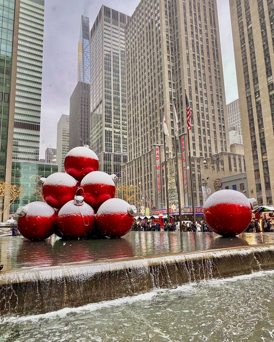 NYCkopp's tweet photo. Red Christmas Ornaments on 6th Ave
New York City ❄️❄️❄️ https://t.co/RFaKdqb9wK