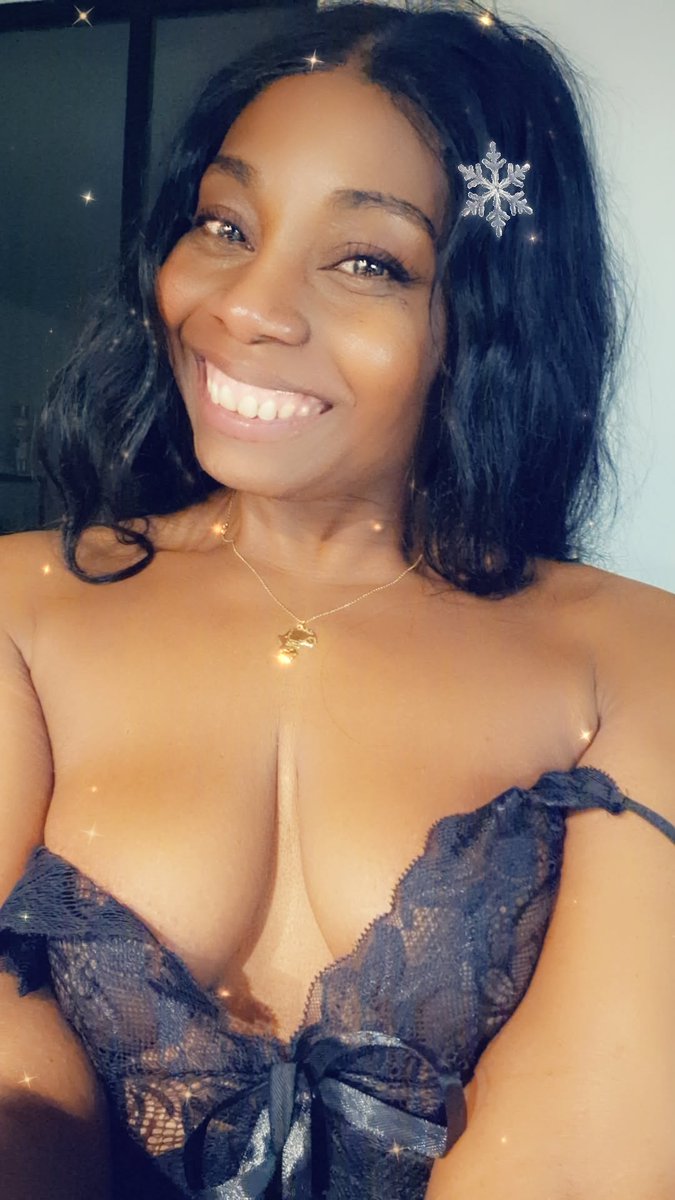 Monicalova13's tweet photo. Je suis tellement désolée d'avoir oublié le vendredi Seins surtout en cette période.
Alors pour les team #VendrediSeins 
#teamInsomniaque 
Que du love ❤️❤️❤️❤️ https://t.co/twHzaZ4Rqu