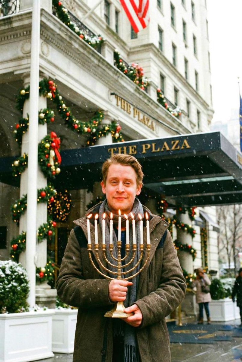 andreaorsibr's tweet photo. O famoso ator do filme Sozinho em Casa, Macaulay Culkin, conhecido como Kevin no icônico filme de Natal, diz:

“Eu não sou judeu nem israelense, mas sempre respeitei a cultura e o modo de vida dos outros. Eu sei que Hanukkah já terminou como uma celebração, mas que a luz de D’us e Seus milagres sempre iluminem nossas vidas. Feliz Hanukkah.” ✨🕎 #Israel #GodBless #HOLLIWOOD #unitedstatesofamerica #HomeAlone #MacaulayCulkin #unitedkingdom #australia #SIDNEY #canada #actormovie #HotelPlaza
