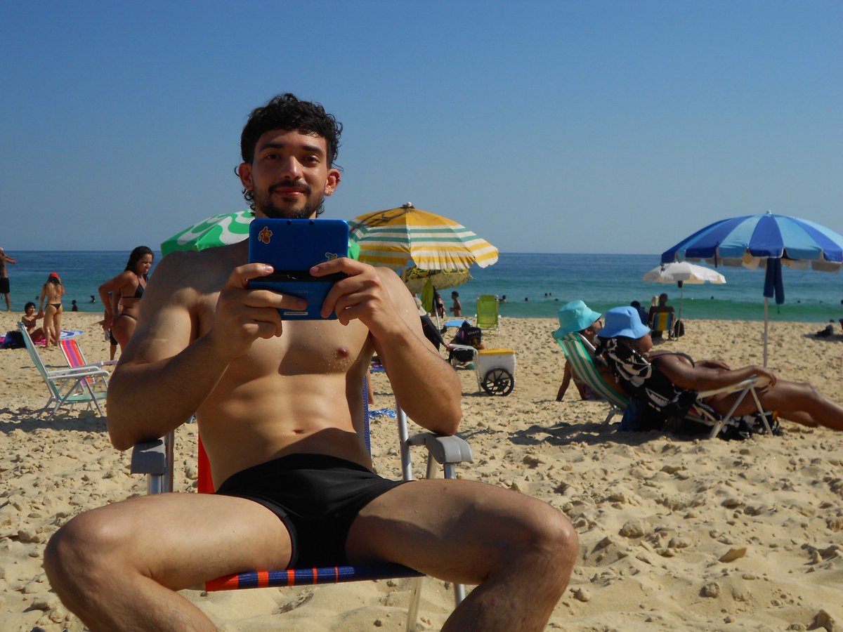 deymixcx's tweet image. Coisa feia homem que leva o 3DS pra praia pra jogar shin megami tensei strange journey

Eu sendo horroroso: