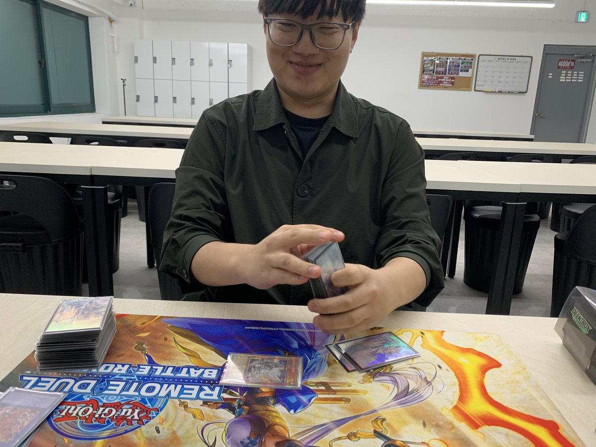 크리스탈cs
섬도야미미츠루기
4승 2패 3등 했습니다

대회 나가기 직전에 발로 짰는데도 입상했습니다
유희왕 쉽네요
누구나 제 옵션카드이론만 안다면 덱을 발로 짜도 입상할 수 있습니다
감사합니다