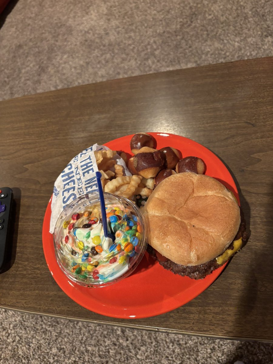 Jruepeacock2234's tweet image. Hi I’m a professional nutritionist and this is what you should be eating 3x a day