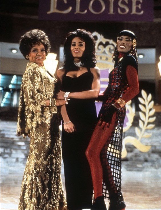 filmsbratz's tweet image. — grace jones, halle berry, eartha kitt &amp;amp; robin givens behind-the-scenes on the set of boomerang, 1992. 🪃💋🌹