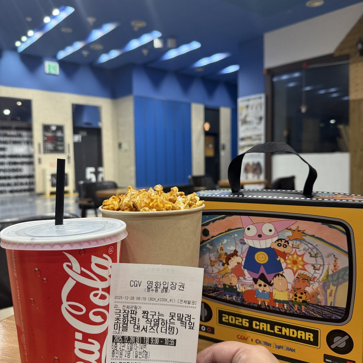 시로랑 오랜만에 영화보기
야간 알바 끝나자마자 달려와따
짱구 캘린더 갖고싶다니깐 사줘따 헿
고마어 사랑해🫶🏻