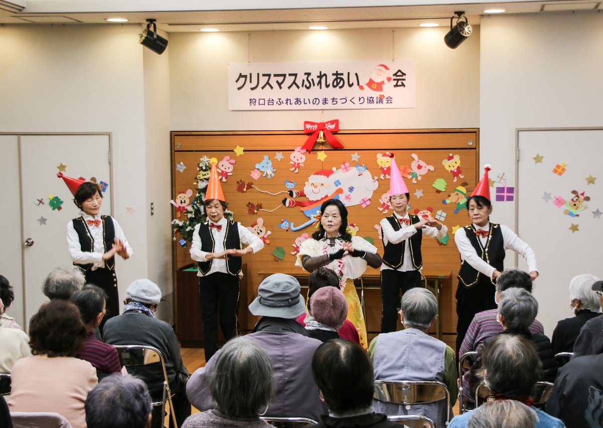 matsubara1106's tweet photo. 神戸市垂水区🌟狩口台ふれあいのまちづくり協議会「クリスマスふれあい会」にて、#松原美穂& #Happa 「#いつもあなたへ」の曲に合わせて踊ってくださるグループがいらっしゃると聞いて、見に行って来ました❗
「#侑喜寿会(ゆきじゅかい)」の皆様、可愛らしい素敵な踊りを ありがとうございました😊 https://t.co/bjBHy263KW