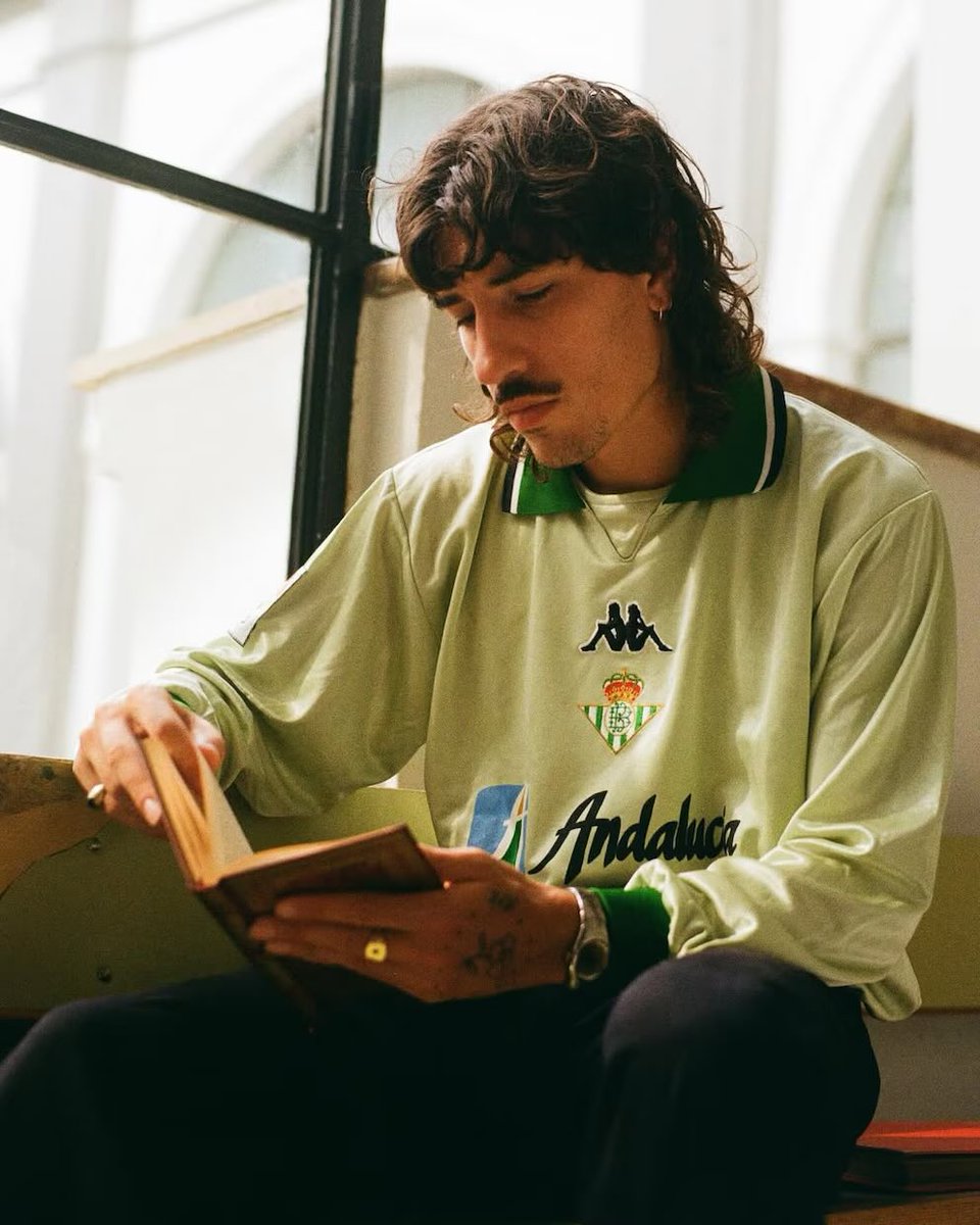 ⚠️🗣️ Héctor Bellerín, jugador del Real Betis, sobre la relación entre el fútbol y la masculinidad:

“Me di cuenta de que por mucho que jugara al fútbol y todo estuviera marcado por unas normas, me gustaban otras cosas y vestir diferente.

Me he criado entre MÁQUINAS DE COSER y