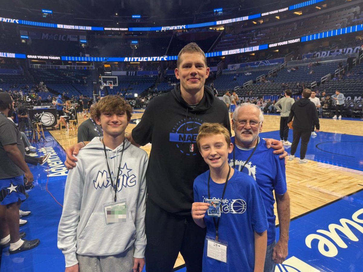 NBATopShot's tweet image. Before tonight's tip-off in Orlando, Dapper VIP @eddiedunks' family was invited down to the court to hang with Moe Wagner 🤩

He also snagged unreal close up of his favorite player, Nikola Jokic 🃏

Learn more about VIP rewards &amp;amp; unlock exclusive access: dapperlabs.com/vip