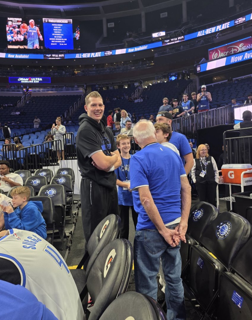 NBATopShot's tweet image. Before tonight's tip-off in Orlando, Dapper VIP @eddiedunks' family was invited down to the court to hang with Moe Wagner 🤩

He also snagged unreal close up of his favorite player, Nikola Jokic 🃏

Learn more about VIP rewards &amp;amp; unlock exclusive access: dapperlabs.com/vip
