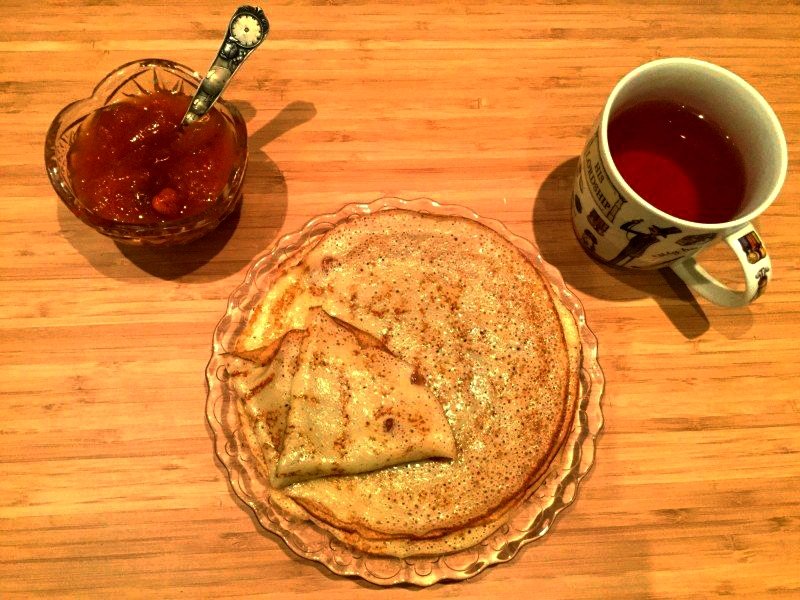 Завтрак на сегодня: чай с блинами и абрикосовым вареньем. 
Доброе утро, друзья, радостного воскресенья вам! 😉✌✊