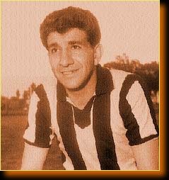 Un 27/12/1933 nace José "Pepe" Sasía, formidable y recordado delantero uruguayo de los años '60.

🇺🇾Con la celeste ganó la <a href="/CopaAmerica/">CONMEBOL Copa América™️</a> en 1959 y jugó los Mundiales 1962 y 1966.

⚫🟡Con <a href="/OficialCAP/">PEÑAROL</a> ganó la <a href="/Libertadores/">CONMEBOL Libertadores</a> e Intercontinental en 1961, además de 3 <a href="/LigaAUF/">Liga AUF Uruguaya</a>