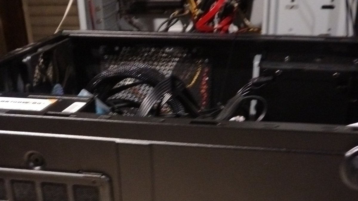 本年最後のPC整備が本日の明け方に終了した。Win10からWin11へのアップグレードと共に、SSDや内臓冷却ファンなどを新品に交換した。SSDは560GBから1TBへ容量がアップした。5年前の古いPCだが第10世代のi5が使われている。アプリなどの利用環境はそのままにUPGするから時間が掛かり、トラブルも多い。