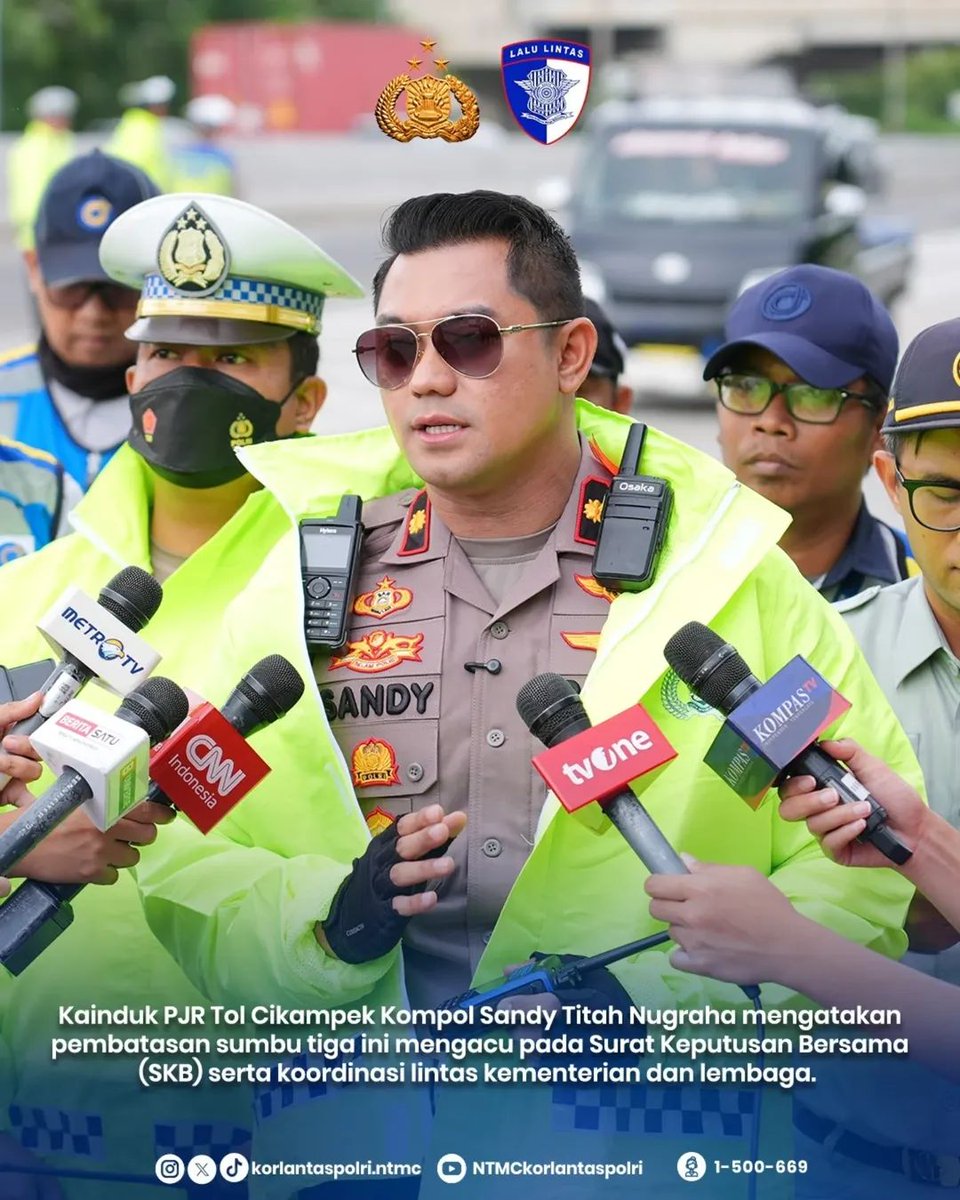 Humaspolsekran2's tweet photo. Kompol Sandy Titah Nugraha mengatakan pembatasan sumbu tiga ini mengacu pada Surat Keputusan Bersama (SKB) serta koordinasi lintas kementerian dan lembaga.

#OpsLilin25
Polri Pastikan Nataru Aman Damai untuk Masyarakat https://t.co/Qq0TrTqPgp