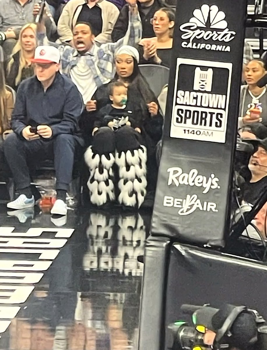 stallinek0's tweet image. OMGGG LOOK AT THE LITTLE BABY SITTING ON HER LAP🥺🥺🥺