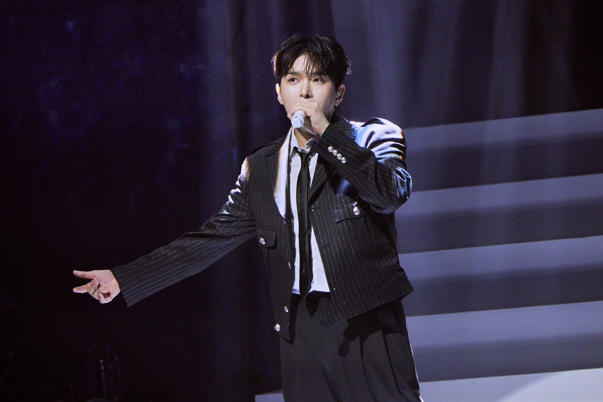 SMTOWNGLOBAL's tweet photo. 슈퍼주니어 려욱이 준비한 ‘력키 드로우’! 연말 콘서트 전석 매진 성황
‘명곡 파티’ 사계절 세트리스트 + ‘일일 산타’ 다정 모멘트 화제
“솔로 공연 오랜만이라 솔직히 기뻐, 엘프의 응원과 사랑에 감사”

https://t.co/ckOVw6mAnl

#슈퍼주니어 #SUPERJUNIOR
#려욱 #RYEOWOOK 
#AGIT_CONCERT #SpecialRuckydraW