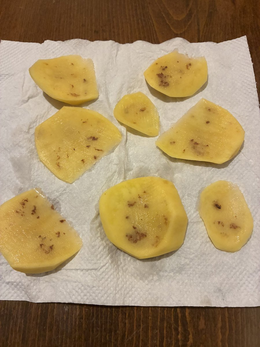 BİM den dün aldığım patateslerin hali. Yaklaşık 3 kg patates aldım, en az 2 kg bu şekilde olduğu için maalesef çöpe gitti. Ve bu BİM de sürekli olan durum. Bunları halka satmaya utanmıyor musunuz?
<a href="/bimturkiye/">BİM Türkiye</a>