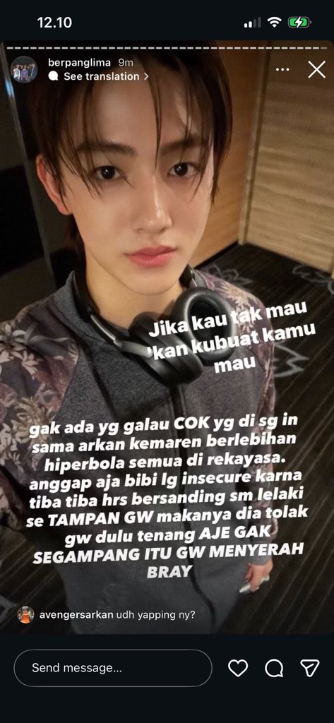 jourosalie's tweet image. lagi lagi si alay user iphone 17 pro 2tb cash warna oren mengkilat yang abis ditolak gebetan nya