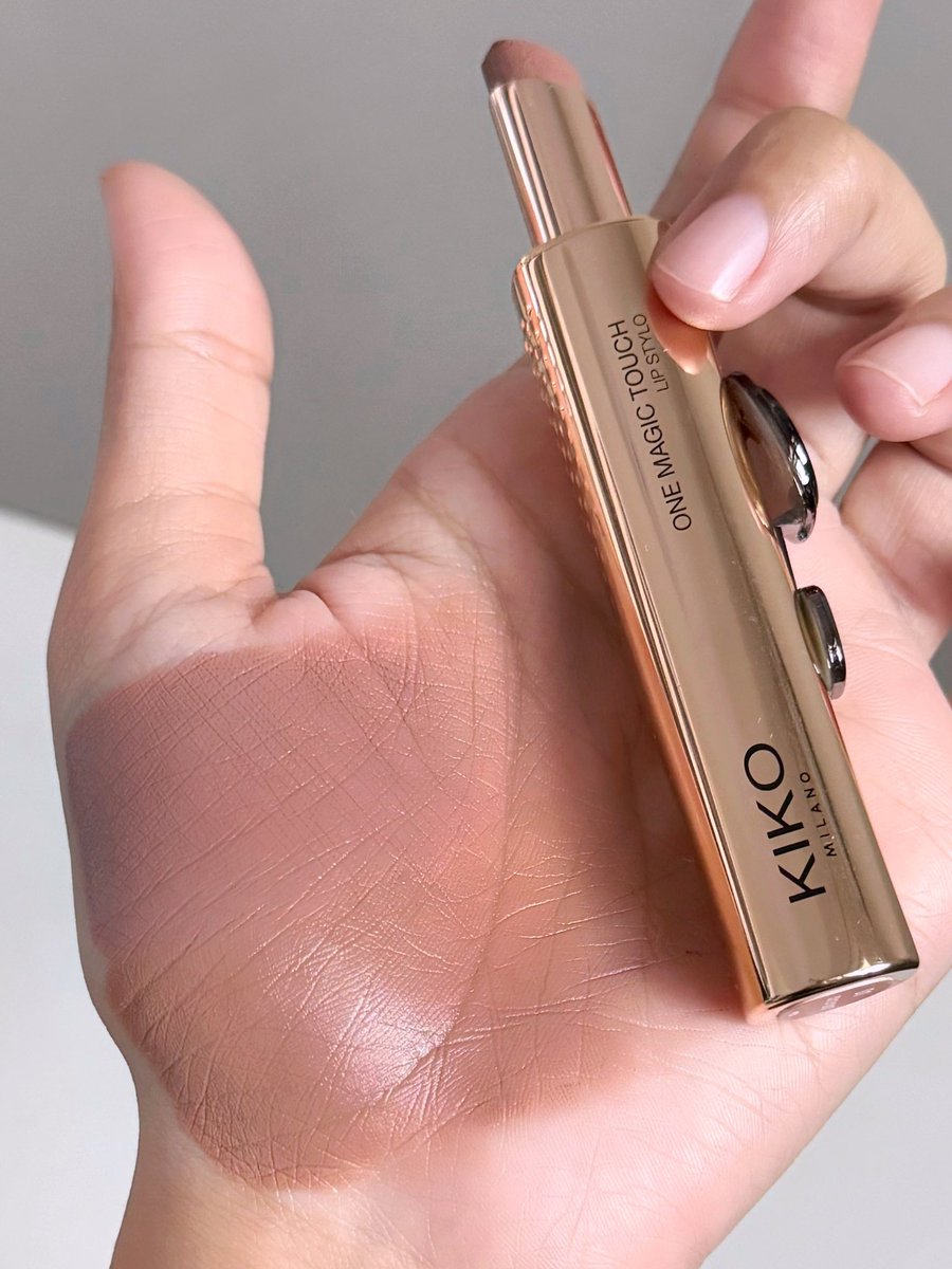 จะตายยยย! สวยมากก kiko ลิปแมตต์แท่งทอง โทนสีสะใจมากกก✨ นู๊ดที่จริงใจ 01,02 คือจะเป็นลมตอนนั้นเลย เนื้อนุ่ม เนียนน กลบสีปากมิด สวยมากกกกกกกกกกก