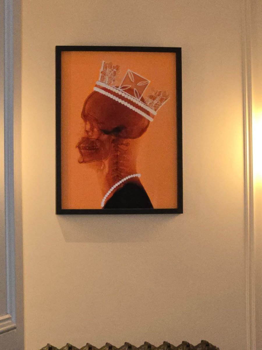 Anca94's tweet image. A bold reminder that beauty fades but truth stays. An art that speaks in silence. 👑💀✨