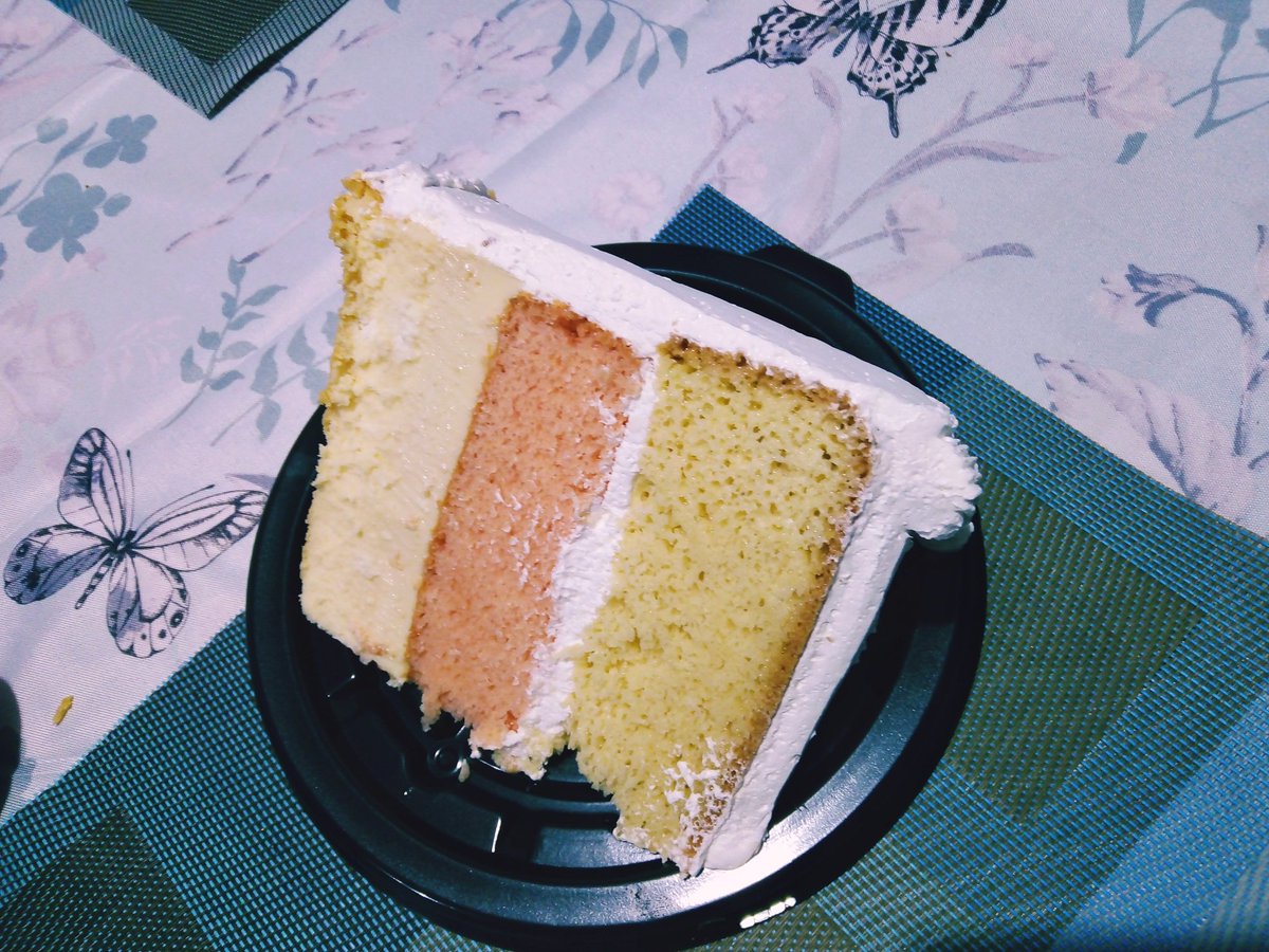 simansky_1's tweet photo. [📷] We went out to eat and bought cake to eat later at home. 🍽️
#CisneStory  🇲🇽 https://t.co/kjIPg891Xx