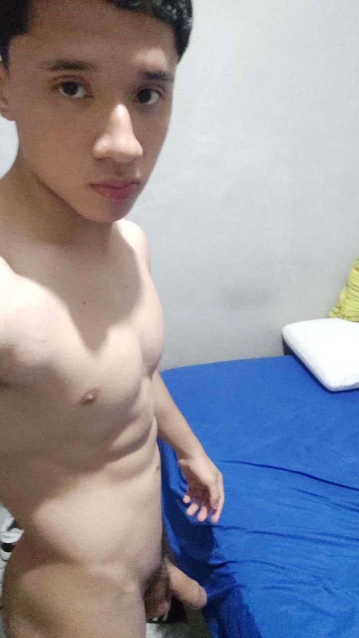 Rico hetero eñgañado pajeandose + videos