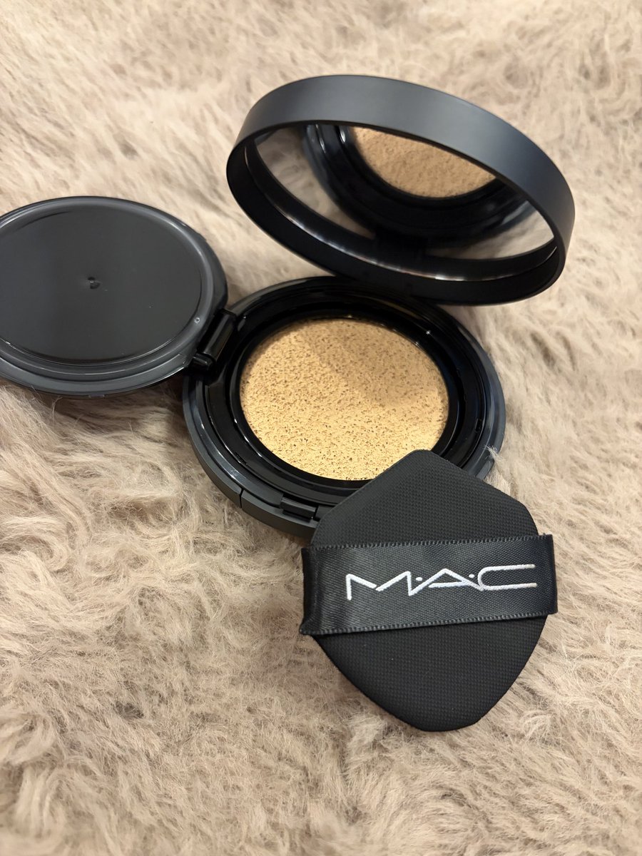 esi777_m's tweet photo. M·A·Cから商品提供を頂きました✨
スタジオ フィックス ロングウエア クッション ファンデーション SPF 50 使ってみました。スポンジ半分に取って薄く伸ばすと気になる頬の赤みやシミを綺麗にカバーしてくれてびっくり💕厚塗り感も全く無い😌
これは試してほしい🖤 https://t.co/3ZMVCAldga