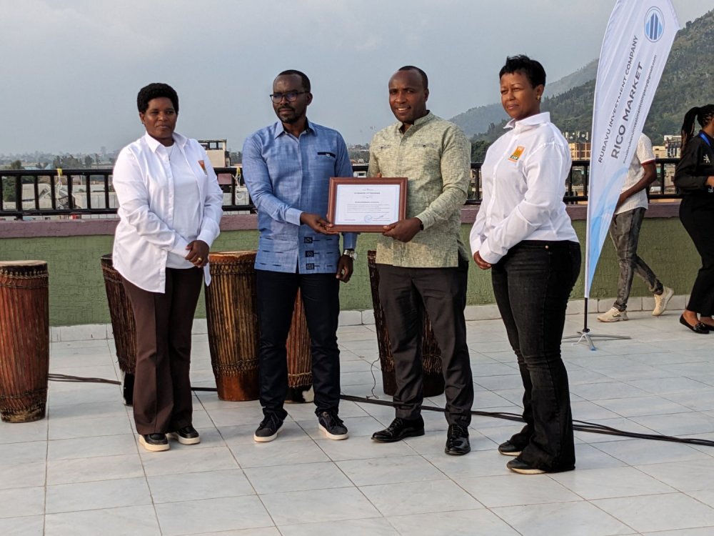 umunsiofficial's tweet photo. Isoko rya Gisenyi ryamaze imyaka myinshi ryubakwa ryatangiye gukorerwamo, abacuruzi basabwa kubaka izindi nyubako ziyisumbya ubushobozi.

Iri soko ryuzuye ritwaye miliyari 5,7 Frw. Umuhango wo gutaha iyi nyubako iherereye mu Karere ka Rubavu, Umurenge wa Gisenyi wabaye kuri uyu wa Gatandatu tariki 27 Ukuboza 2025.

Inyubako y’isoko rishya rya Gisenyi yatangiye kubakwa mu 2011, imirimo yo kuryubaka ihagarara imyaka 9 kubera ibibazo bitandukanye, iza kwegurirwa abikorera bibumbiye muri Rubavu Investment Company Ltd (RICO Ltd) mu 2021 ari na yo yaryujuje ifatanyije n’Akarere ka Rubavu.

Ni isoko rigeretse inshuro enye, aho buri gice gifite ubuso bungana na metero kare 2.500 hatabariwemo igesenge n’igorofa ryo hasi.