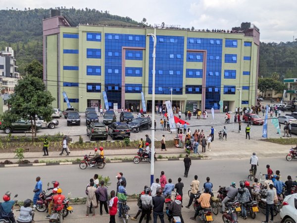 umunsiofficial's tweet photo. Isoko rya Gisenyi ryamaze imyaka myinshi ryubakwa ryatangiye gukorerwamo, abacuruzi basabwa kubaka izindi nyubako ziyisumbya ubushobozi.

Iri soko ryuzuye ritwaye miliyari 5,7 Frw. Umuhango wo gutaha iyi nyubako iherereye mu Karere ka Rubavu, Umurenge wa Gisenyi wabaye kuri uyu wa Gatandatu tariki 27 Ukuboza 2025.

Inyubako y’isoko rishya rya Gisenyi yatangiye kubakwa mu 2011, imirimo yo kuryubaka ihagarara imyaka 9 kubera ibibazo bitandukanye, iza kwegurirwa abikorera bibumbiye muri Rubavu Investment Company Ltd (RICO Ltd) mu 2021 ari na yo yaryujuje ifatanyije n’Akarere ka Rubavu.

Ni isoko rigeretse inshuro enye, aho buri gice gifite ubuso bungana na metero kare 2.500 hatabariwemo igesenge n’igorofa ryo hasi.