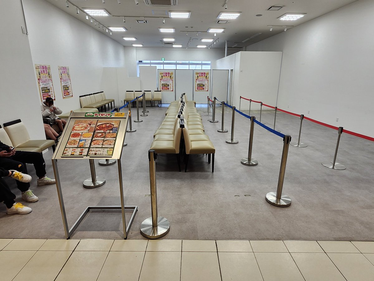 gokukatsura's tweet image. 先月できた鳥取市初出店のサイゼリヤ、気合が入りすぎて待合室がでかすぎる。