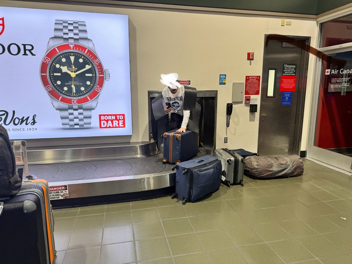 soscarlson's tweet photo. When #deltaairline and #smf BLOW IT at baggage claim and it literally becomes serve yourself #fail https://t.co/Ex7SMYmlWi