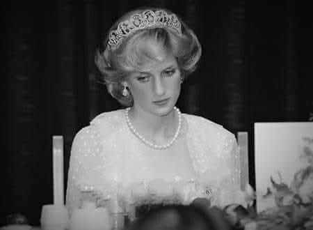 لو أنني أعرف كلمة أعمق من كلمة " انطفأت " لقلتها، أنا لم أشعر من قبل بانطفاء روحي مثلما أشعر بها الآن ..!

- دوستويفسكي