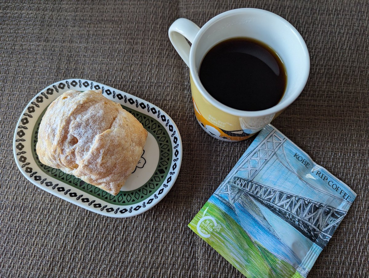 いつの間にやら年末
明日仕事納めです
来年は節目の年になりますが
生きて乗り切れるのか不安ばかりです
午後コーヒーは 神戸珈琲
炭火ハウスブレンド
おやつはセコマのパイシュー