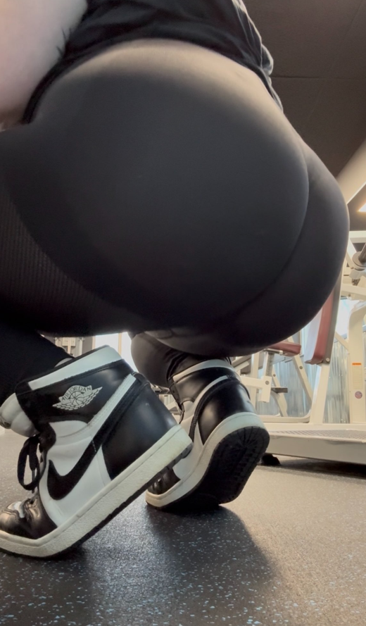 직업이라는거 참 우습지 않아? 교사든 뭐든 직업뒤에 숨어서 본능 숨기고 살지만 실상은 그저 발정난 짐승인거 ㅎㅎ 현생무서워서 선에 발도 못들이는 사람도 있고 넘어버린 사람도 있고 ㅎ여트친들이 그래서 재밌어 타락시키는것도 ㅎㅎ

#교사 #일탈 #능욕 #현생