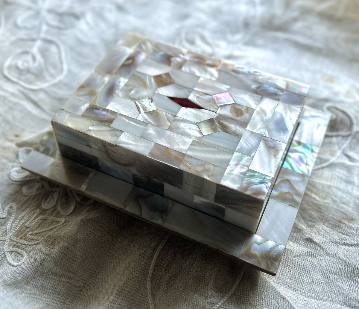 夏に貝細工屋さんめぐりをして買った箱(4枚目)