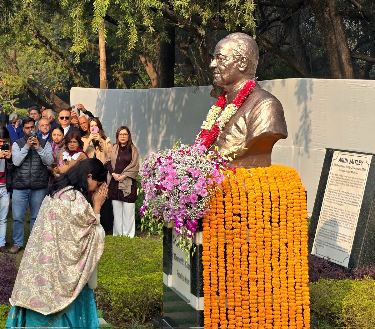 BansuriSwaraj's tweet photo. आज भारतीय जनता पार्टी के वरिष्ठ नेता एवं देश के पूर्व वित्त मंत्री अरुण जेटली जी की जयंती पर उन्हें पुष्पांजलि अर्पित कर श्रद्धासुमन अर्पित किए।

सार्वजनिक जीवन में उनकी शालीनता, वैचारिक स्पष्टता और संवाद की मर्यादा ने राजनीतिक विमर्श को नई ऊँचाई दी। उनकी स्मृतियाँ और विचार सदैव मार्गदर्शन करते रहेंगे।

विनम्र नमन। 🙏
@BJP4Delhi @BJP4India