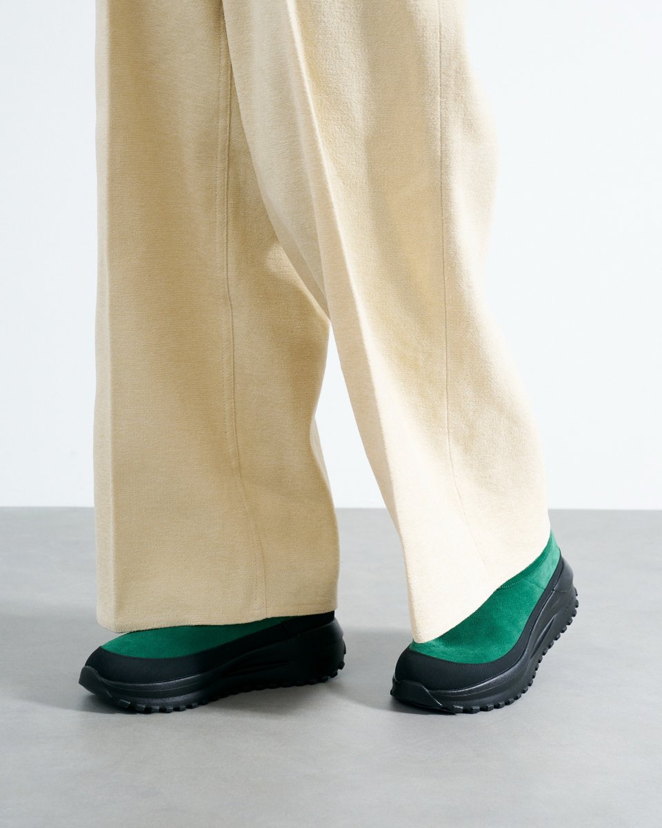 FashionsnapBuy's tweet image. 「ハンター」から登場した秋冬用のショートブーツを紹介。耐水性スエードと存在感あるラバー製泥除けを組み込んだ定番デザインで、エアリーなフォルムが自然なスタイルアップと軽快な履き心地を実現。-15℃対応のフリース裏地と調節可能なかかと留め具で、頼もしい機能美を兼ね備えた一足です。