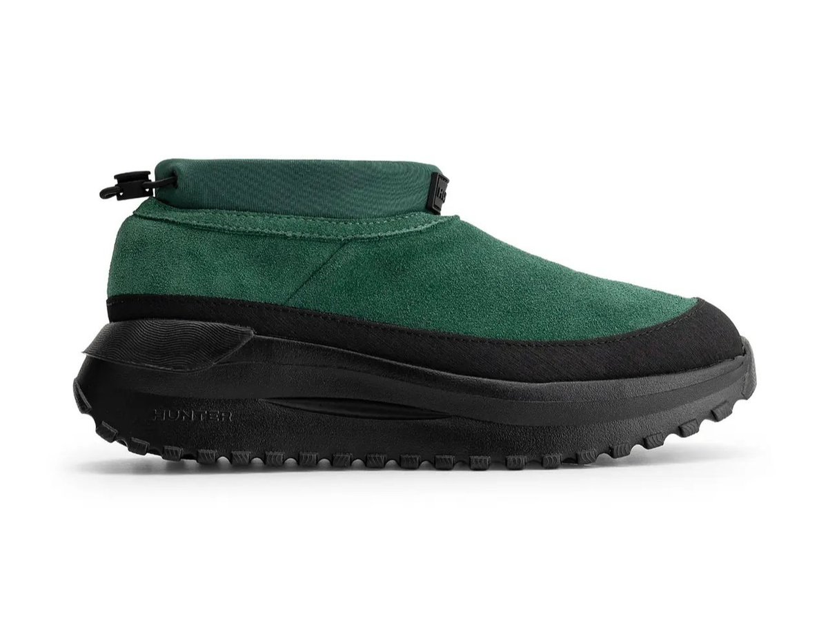 FashionsnapBuy's tweet image. 「ハンター」から登場した秋冬用のショートブーツを紹介。耐水性スエードと存在感あるラバー製泥除けを組み込んだ定番デザインで、エアリーなフォルムが自然なスタイルアップと軽快な履き心地を実現。-15℃対応のフリース裏地と調節可能なかかと留め具で、頼もしい機能美を兼ね備えた一足です。