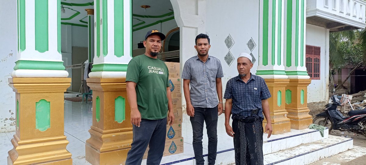 theresistant24's tweet photo. @s4h4b4tl4m4 @Zoya66413304 @LalitaDewi8 @planet1771 Alhamdulillah hari ini bantuan air minum sudah kita serahkan ke posko pengungsi warga di desa Pante Lhong kec. Peusangan kab. Bireuen-Aceh
Trimakasih supportnya mbak @Zoya66413304 mbak @s4h4b4tl4m4 uni @LalitaDewi8 bang @planet1771 https://t.co/5vFkuW6Poa