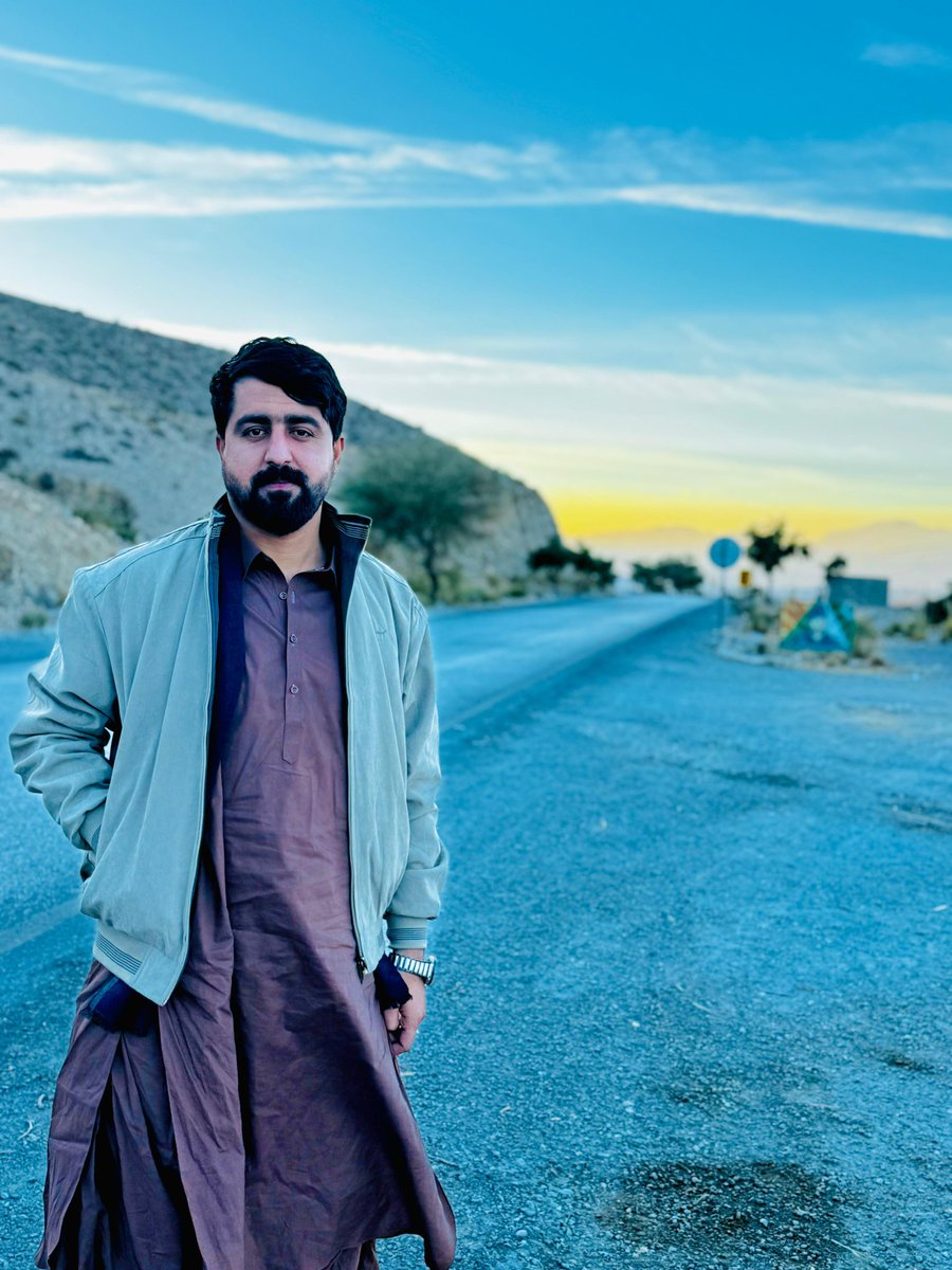 Asmatcomrade's tweet image. يؤ سورخوليان دي چې د تورې بلا مخ ته ولاړ__!
موږ صدقه کړو ګيله من غوندې جانان د وطن __!
#Comrade