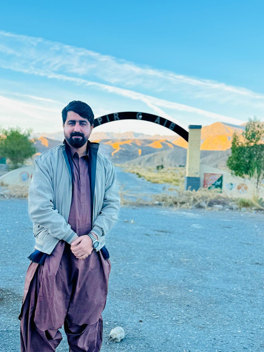 Asmatcomrade's tweet image. يؤ سورخوليان دي چې د تورې بلا مخ ته ولاړ__!
موږ صدقه کړو ګيله من غوندې جانان د وطن __!
#Comrade