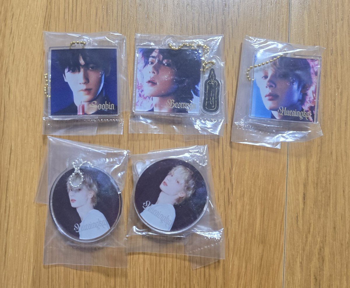 aki_MOA0304's tweet photo. TXT 交換 トゥバ ACT:TOMORROW　Starkissed カプセルトイ ヘアクリップ　アクキー　缶バッジ

(譲) 1.2枚目

(求) ヨンジュン·スビン·ボムギュ
        テヒョン·ダゴニャン·フムニャリン
　　💖の物　買取
　　
12/28福岡で交換を希望しております。
お気軽にお声掛けください☺

#TXT交換 https://t.co/4WzGDFOnBy