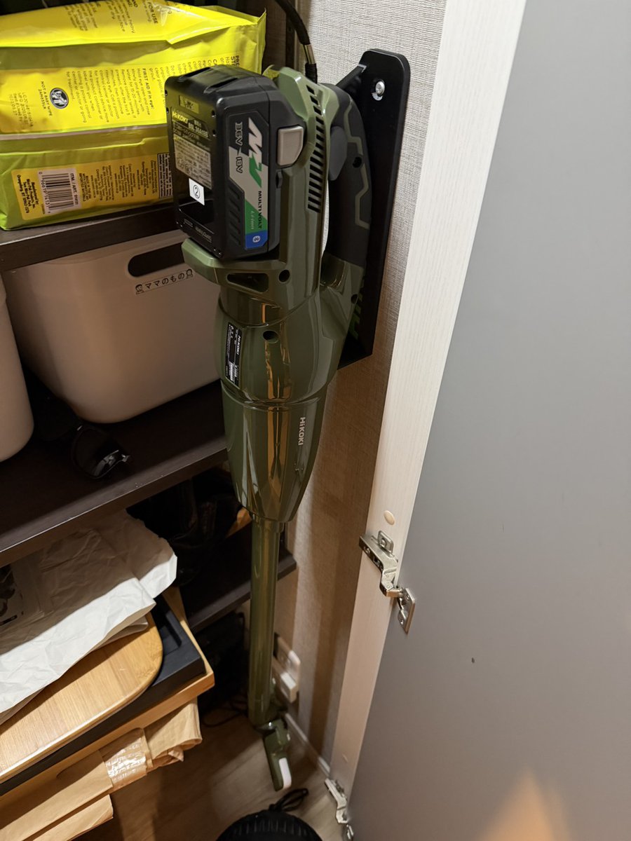 DIY_CF's tweet photo. HiKOKIのR36DB用の掃除機壁掛けホルダーを制作。
掃除機は吸引力もあってとても良いのに、床置き用のスタンドしか正規品がないのは悲しい。せっかくなのでHiKOKIのブランドロゴも入れたったで。
MakerWorldにてモデル公開しているので興味があればぜひ→https://t.co/TDlGppHGwD https://t.co/ZoOGlSGchR
