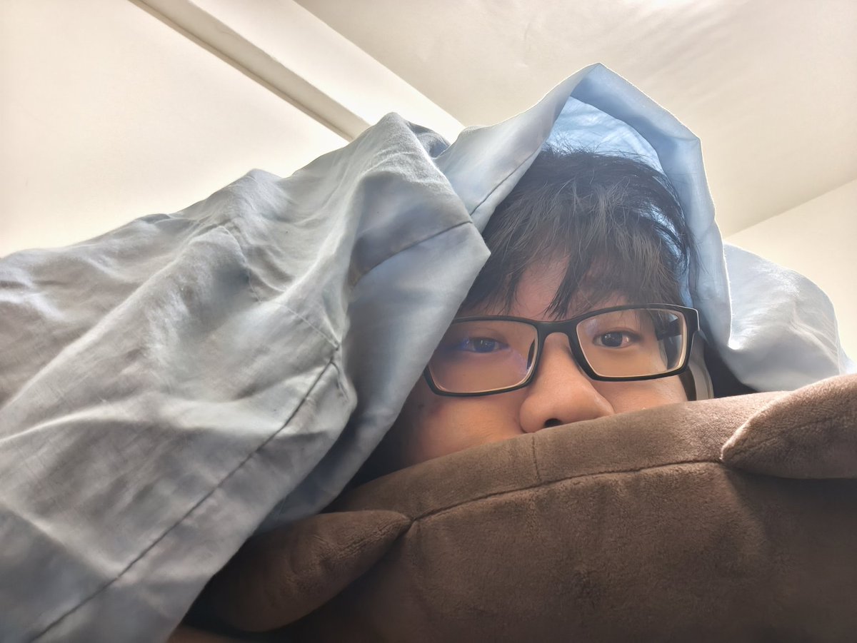 看看我大二那清澈ㄉ眼神（左
現在已經是大四ㄉ老人惹😮‍💨（右
再也回不去ㄌ🥹