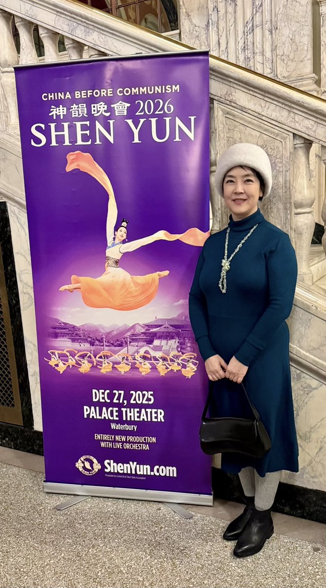 JenniferZeng15's tweet image. 这是在剧院里照的。今年有很多新的惊喜！神韵独一无二、拥有专利的动态天幕今年被提升到了一个全新的高度：人物就在舞台上、在你眼前，一瞬间就变成另一个人了！

我完全想象不出这是怎么做到的！…