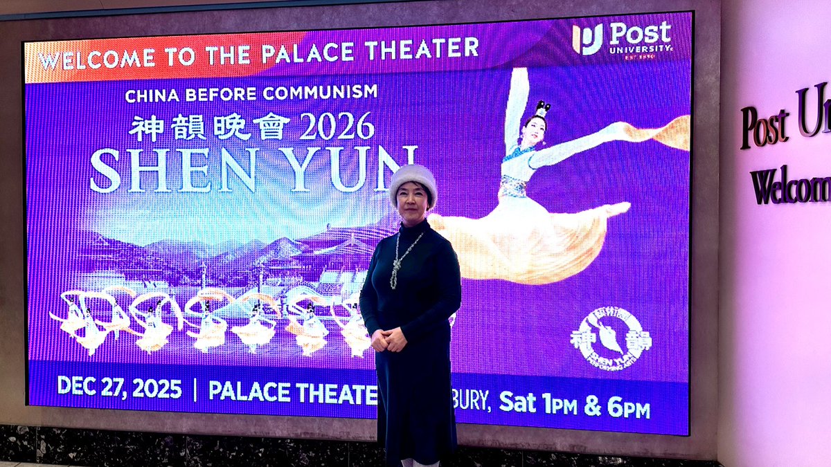 JenniferZeng15's tweet image. 这是在剧院里照的。今年有很多新的惊喜！神韵独一无二、拥有专利的动态天幕今年被提升到了一个全新的高度：人物就在舞台上、在你眼前，一瞬间就变成另一个人了！

我完全想象不出这是怎么做到的！…