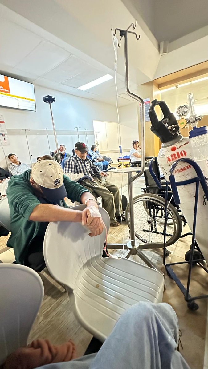 lofigueroa's tweet photo. Adulto mayor 83 años, con riesgo de amputación de una pierna lleva mas de 18 horas en una silla indignante en la clinica #meredi #compensar @Supersalud @CompensarEPS @MederiHospital alguien que nos ayude !!! https://t.co/zqfmfrcwu6