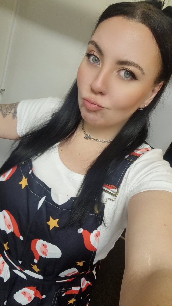 SassyVixenx's tweet image. #BoxingDay before and after 🤣🤣🤣
Got sent home in an Uber by the step mum, haha.
Safe to say, I had a great night 🤣🤣🤣🤣