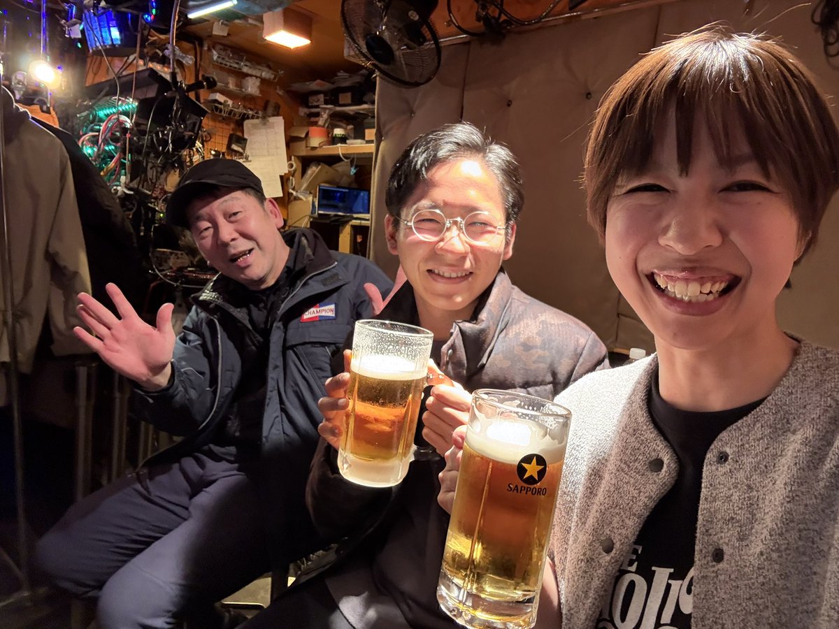 昨日は紅白一日目‼️最高の夜でしたー♪
ありがとうございましたー‼️
初参加のスケアクロウズと、少年発電ホールディングスのキザキカンタと🍺カンタくんがビール奢ってくれた‼️可愛い奴め〜〜〜😍少年発電ホールディングスは1/10、スケアクロウズは1/22、SHOJIMARUでライブだよ‼️‼️‼️