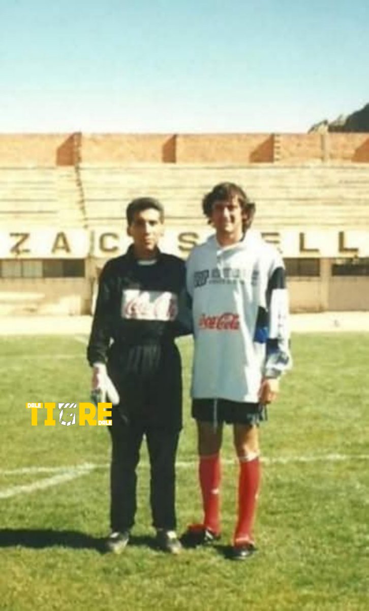 Buenas noches familia atigrada🫡😬
¿Como va su feriado largo? Yo creo que con esta foto de Enzo "el príncipe" Francescolli en el Rafel Mendoza Castellón podemos hacerlo un poco mejor.